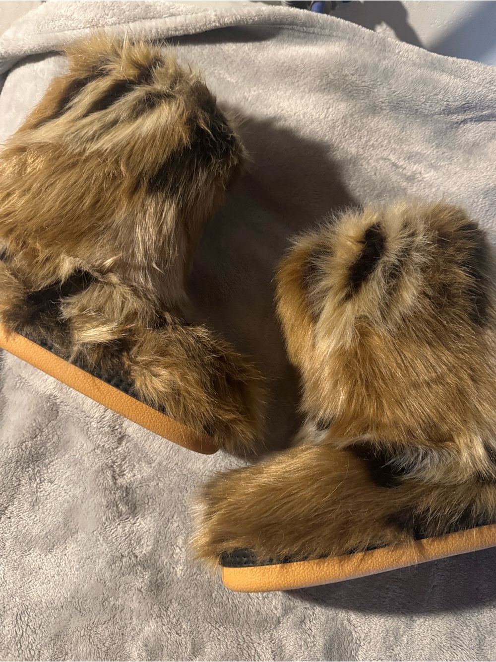 Women’s fur boots